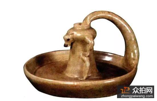 东晋瓯窑青釉牛形灯盏，1956年浙江瑞安出土，现藏浙江省博物馆